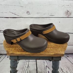 CROCS Sarah Clog Size 9 Brown with Leather Strap Block Heel BRAND NEW!